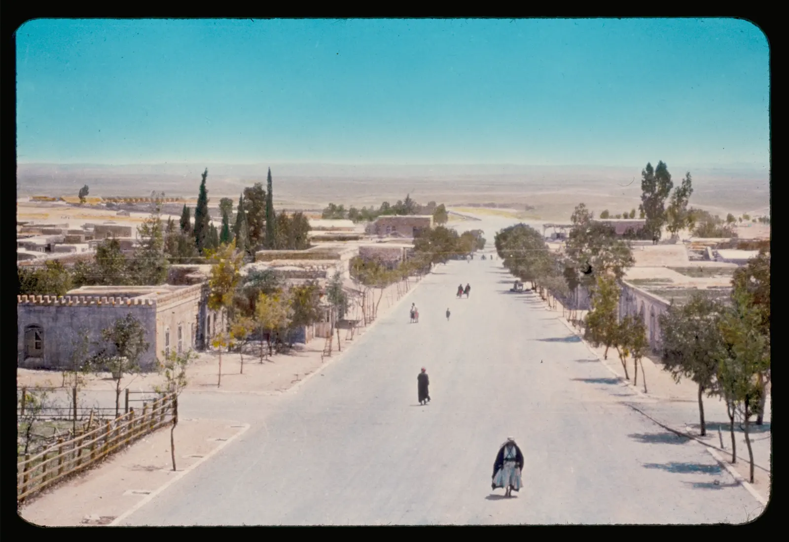 הרחוב הראשי של באר שבע בצילום ארכיון צבעוני: שדרה רחבה, עצים ובתי אבן נמוכים